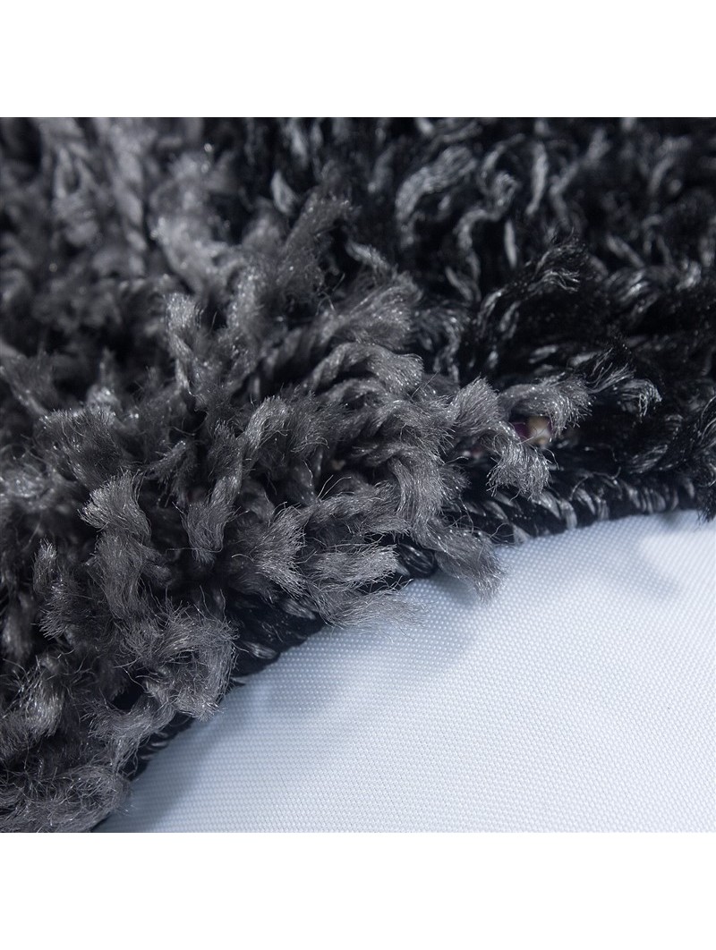 Shaggy rug with long pile and checkered pattern, available in several colors and sizes.