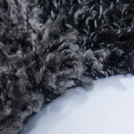 Shaggy rug with long pile and checkered pattern, available in several colors and sizes.