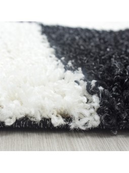 Uzun tüylü ve kareli desenli, çeşitli renk ve boyutlarda bulunan kabarık halı.