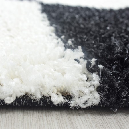 Shaggy rug with long pile and checkered pattern, available in several colors and sizes.